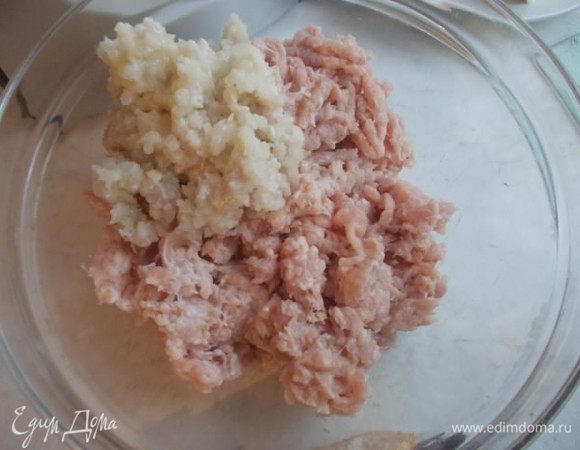 Курицу помолоть на мясорубке,можно взять филе,а можно просто с тушки срезать мясо. Если вы можете найти качественный фарш,то возьмите готовый.Туда же помолоть луковицу.