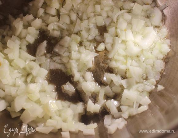 Лук измельчить.
В кастрюле с толстым дном разогреть масло и немного обжарить его. 
