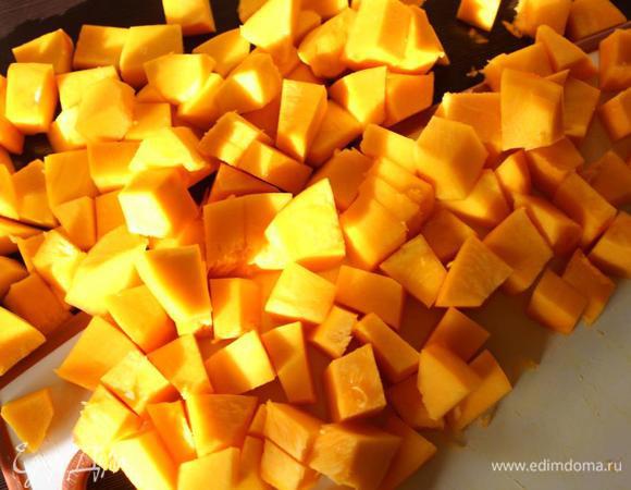 800 грамм уже очищенной тыквы нарезать кубиками. 
