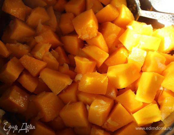 Добавить тыкву к луку и, периодически помешивая, жарить в течение 10 минут. 