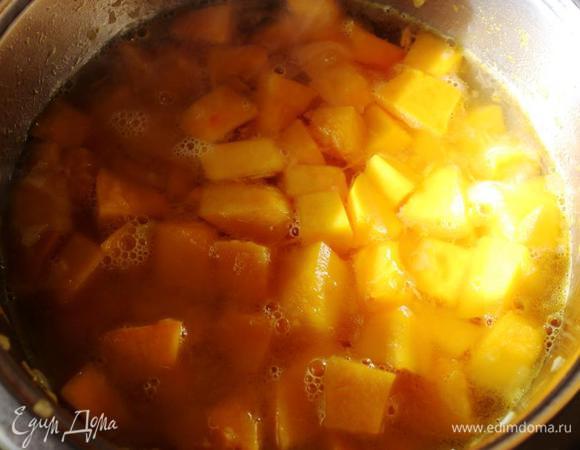 Влить горячую  воду и варить минут 5 так, чтобы тыква стала мягкой, но сохраняла форму.