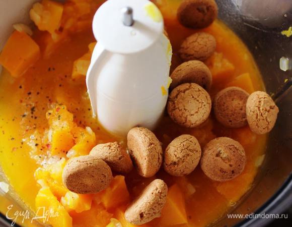 Измельчить массу при помощи кухонной техники вместе с печеньем. У меня печенье было мелкое и 40 грамм получилось как раз 15 штучек.