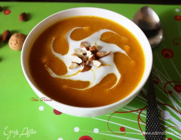 Подавать со сметаной/сливками, посыпав подсушенным на сухой сковороде и порубленным миндалем (либо миндальными лепестками).
Приятного аппетита!

