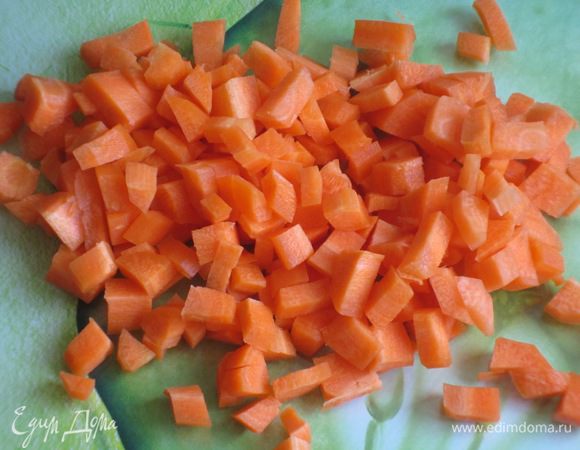 Морковь нарезать кубиками.