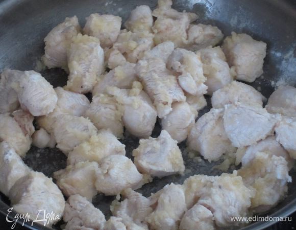 В сковороде разогреть сливочное масло и обжарить мясо на сильном огне 5 минут.