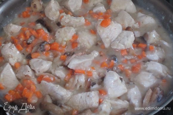 Посыпать через ситечко мукой, влить бульон, добавить морковь, лук и грибы. Посолить и поперчить по вкусу и готовить 50 минут.