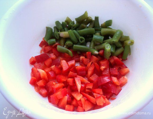 У спаржевой фасоли обрезать хвостики и отварить ее в кипящей воде 3 минуты. Быстро охладить и нарезать небольшими кусочками. Перец порезать мелким кубиком.