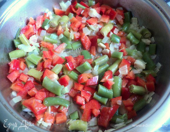 Лук мелко порезать и пассировать на растительном масле 3 минуты, добавить фасоль и перец и пассировать еще 2-3 минуты. Охладить.