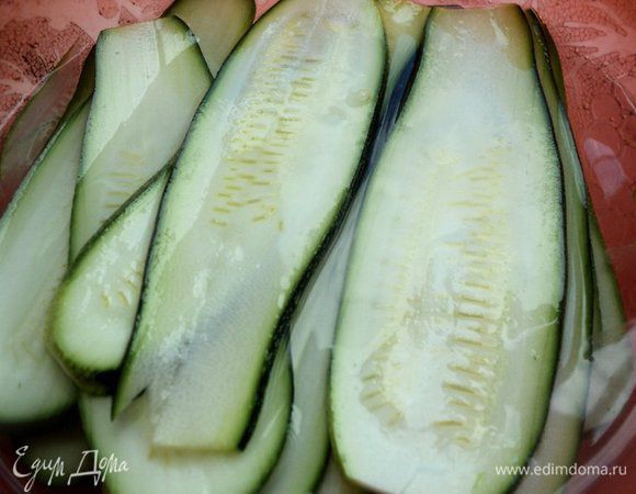 Кабачок нарезать на пластины толщиной 3мм, залить водой на 16-20минут, чтобы пластинки стали элестичными.