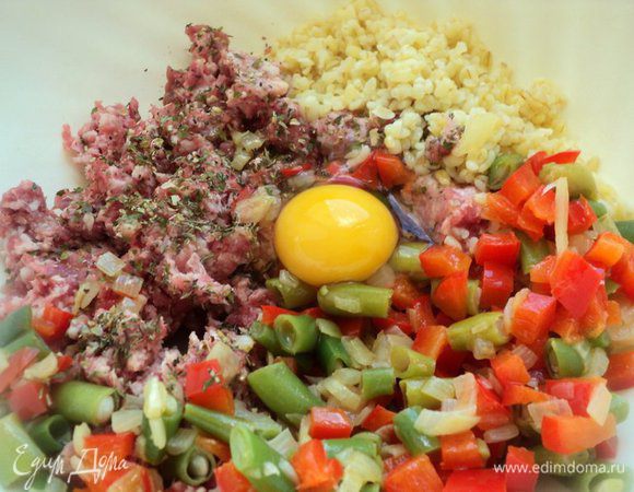 Булгур отварить и охладить. К фаршу добавить пассированные овощи, булгур, тимьян, яйцо, посолить и поперчить по вкусу.