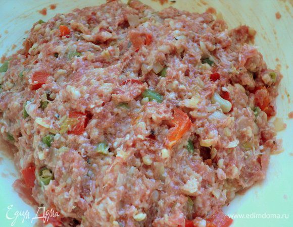 Хорошо перемешать начинку и немного отбить, что бы структура стала однородной.