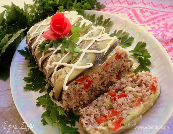 Перевернуть террин на блюдо, украсить сеточкой из майонеза и зеленью. Приятного аппетита!