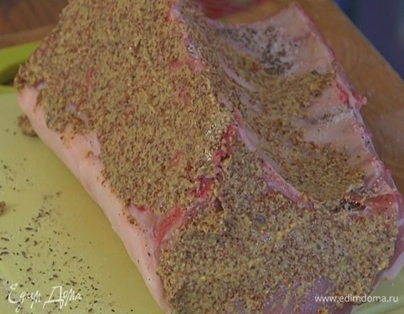 Свинину посолить, поперчить, посыпать тмином, а затем смазать горчицей со всех сторон, кроме той, где есть жирок.