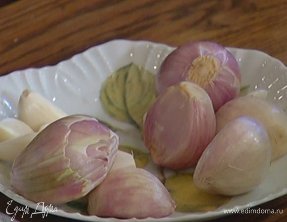 Лук и чеснок почистить.