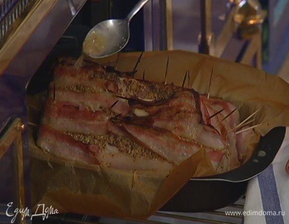 Через 10–15 минут, когда вино закипит, полить им мясо и убавить температуру до 210°С. Запекать мясо в течение часа, каждые 15–20 минут поливая выделившимся соком.