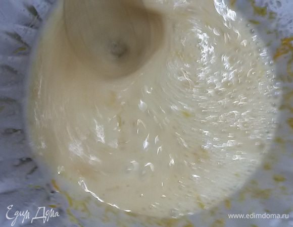  Добавить масло, уксус и цедру не переставая взбивать.