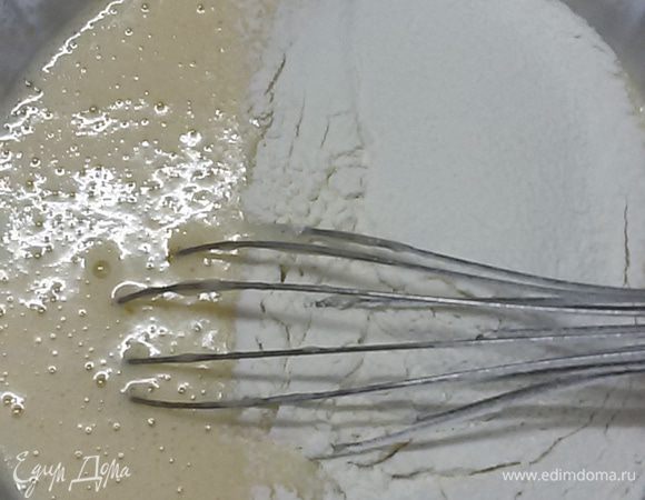 В последнюю очередь добавить муку перемешанную с разрыхлителем.