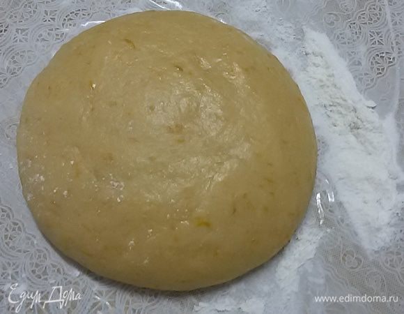 Замесить мягкое, эластичное не прилипающее к рукам тесто ( если надо добавьте еще муки ) . 