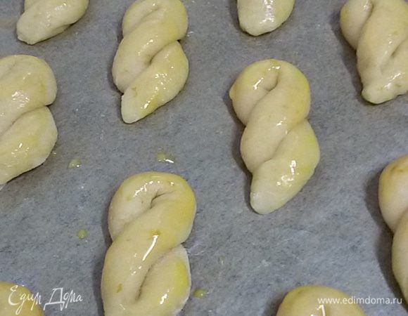 Берем небольшие кусочки теста, раскатываем полоски и формируем печенье в форме жгута.  Выпекать в разогретой до 180°C духовке 10-15 минут.