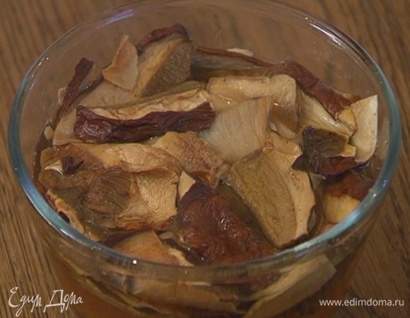 Белые грибы залить кипятком и дать им постоять, чтобы они стали мягкими.