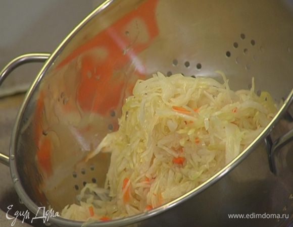 Квашеную капусту ошпарить кипятком, затем откинуть на дуршлаг и слегка отжать.