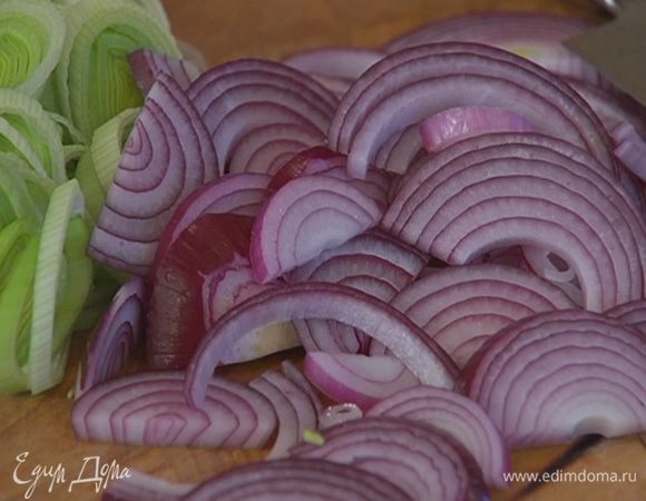 Красную луковицу почистить и нарезать тонкими полукольцами. 