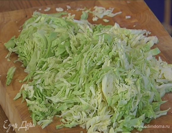 Свежую капусту тонко нашинковать.