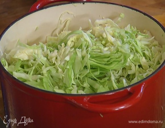 В кастрюлю к луку добавить квашеную и свежую капусту, перемешать и накрыть крышкой.