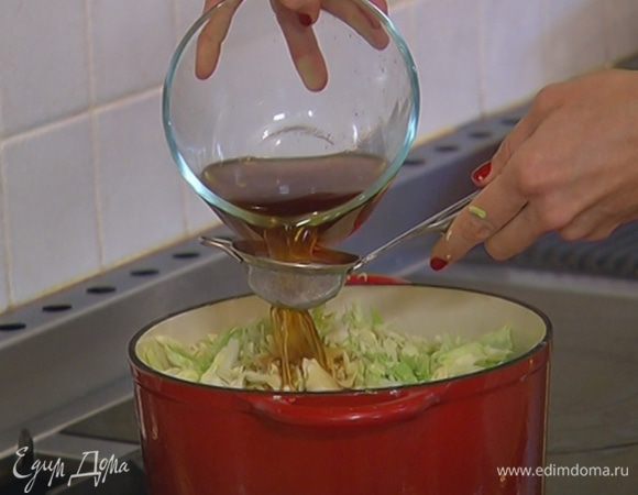 Воду, в которой замачивались грибы, процедить через сито и влить в кастрюлю к капусте.