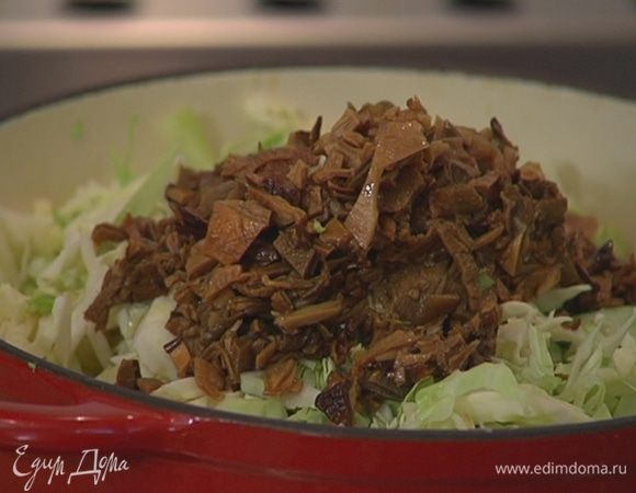 Грибы мелко порубить, добавить к капусте и все перемешать.