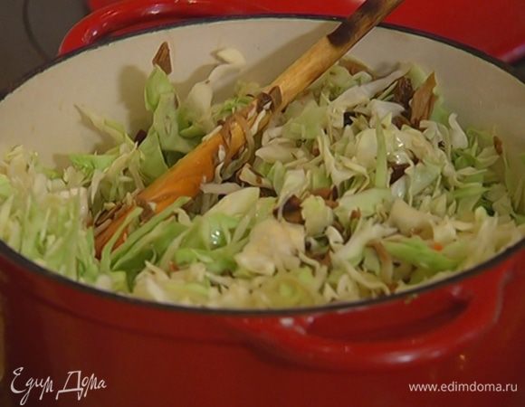 Белое вино влить в кастрюлю с капустой, посолить, добавить сахар и еще раз перемешать. 