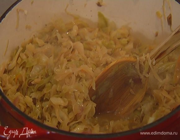 Накрыть капусту крышкой и тушить около 2 часов до готовности. Если нужно, влить немного горячей воды или куриного бульона, чтобы капуста не пригорала.