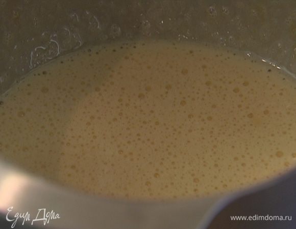 Приготовить тесто: сахар с яйцами соединить в чаше комбайна, влить ванильный экстракт и взбить все насадкой-венчиком в пышную, воздушную массу.