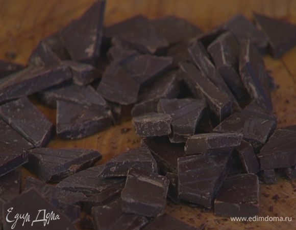 Поломать 100 г шоколада на небольшие кусочки.