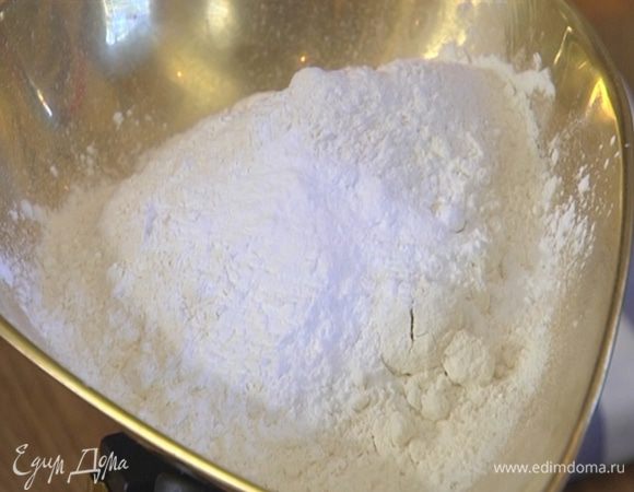 Муку перемешать с разрыхлителем и солью.