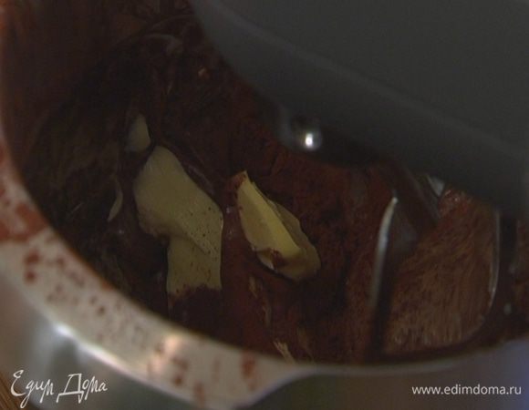 Заменить в комбайне венчик насадкой для теста, всыпать в сахарно-яичную массу какао, добавить 150 г предварительно размягченного сливочного масла и все вымешать.