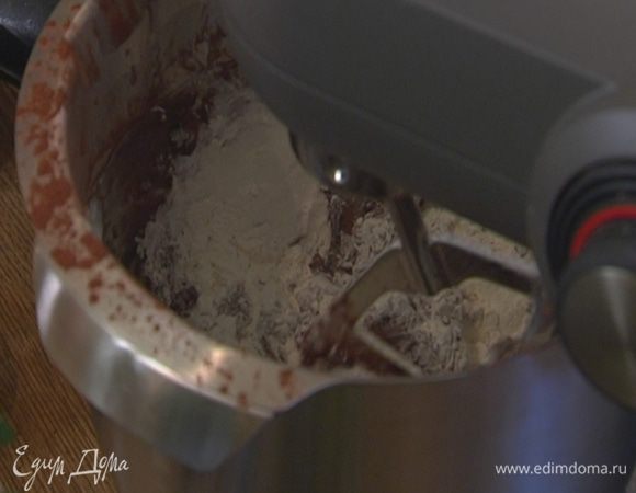 Всыпать муку с разрыхлителем и вымешать тесто.