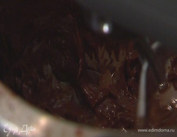 В самом конце увеличить скорость комбайна, влить 100 мл теплой воды и вымешать еще немного.