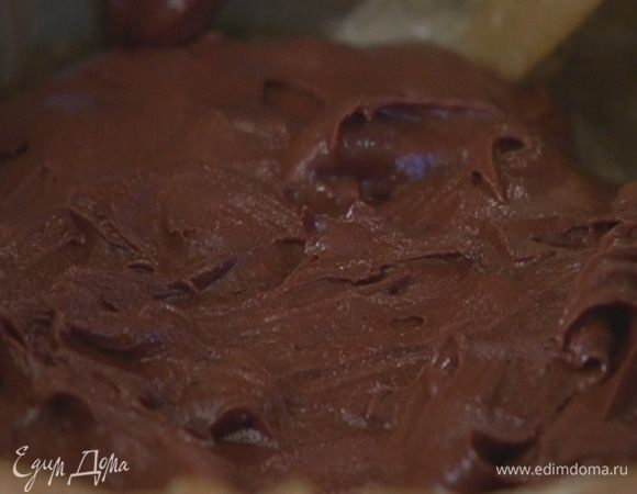 Добавить кусочки шоколада и перемешать тесто ложкой.