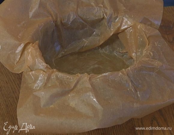 Бумагу для выпечки смазать оставшимся сливочным маслом и уложить ее в разъемную форму так, чтобы не осталось грубых сладок.