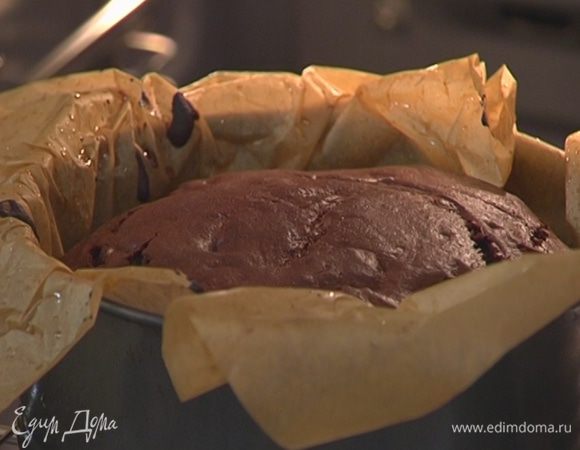 Равномерно выложить в форму шоколадное тесто и выпекать в разогретой духовке 30–40 минут.