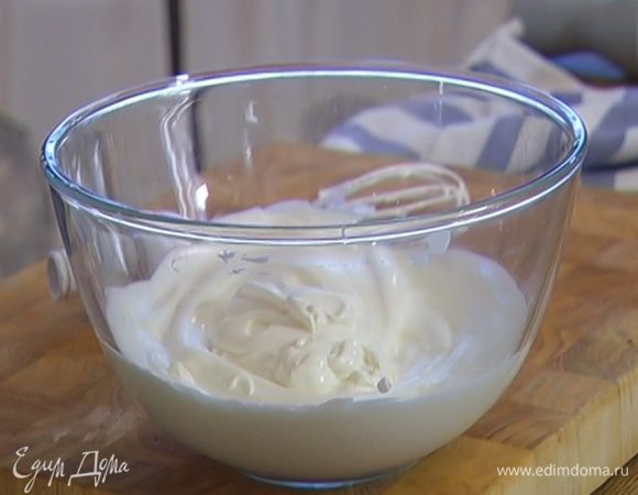 Приготовить крем: 200 мл сливок и 3 ст. ложки сахарной пудры взбить в пышную, воздушную массу, затем добавить 250 г сметаны и перемешать. Посуду с кремом затянуть пищевой пленкой и отправить в холодильник.