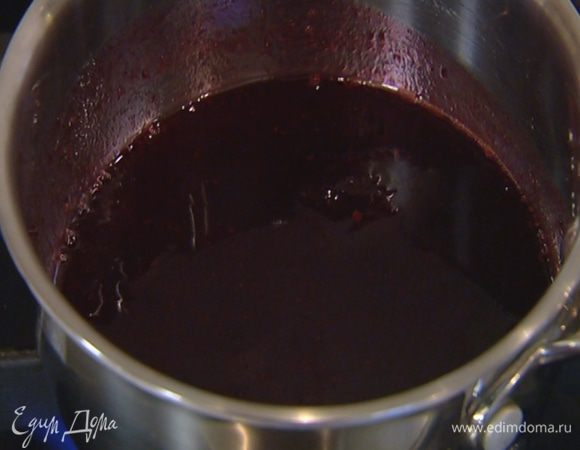 Приготовить пропитку: в небольшой кастрюле соединить варенье и ликер и прогреть на небольшом огне.