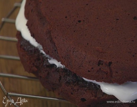 Готовый бисквит остудить, разрезать вдоль пополам и полить нижний корж клюквенной пропиткой, затем намазать охлажденным кремом и накрыть верхним коржом.