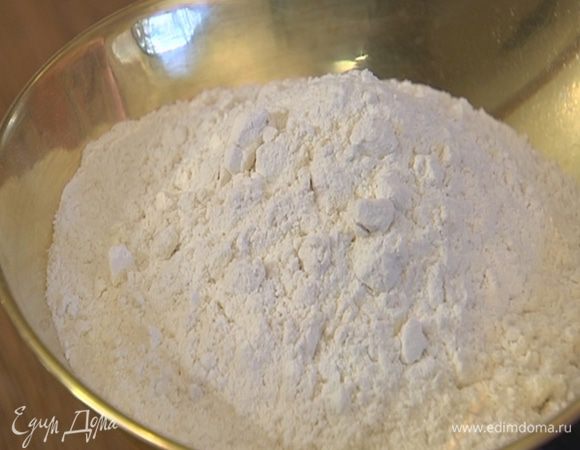Муку перемешать с сахаром, разрыхлителем и солью.