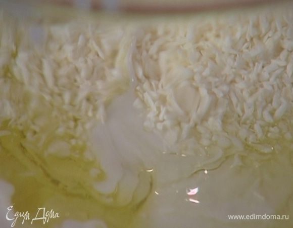 Кокосовое молоко соединить со 100 мл оливкового масла, добавить кокосовую стружку (немного оставить для украшения) и все перемешать.