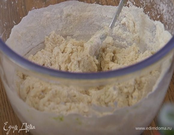 Всыпать муку с сахаром и быстро вымешать тесто.