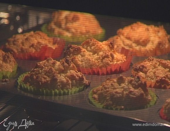 Выпекать маффины в разогретой духовке 15–18 минут.