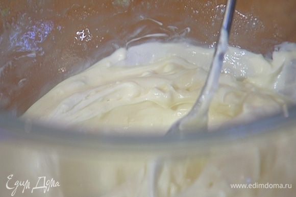 Приготовить крем: цедру лайма натереть на мелкой терке, выжать 2 ст. ложки сока и перемешать все со сливочным сыром и сахарной пудрой, чтобы получилась гладкая масса.