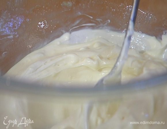 Приготовить крем: цедру лайма натереть на мелкой терке, выжать 2 ст. ложки сока и перемешать все со сливочным сыром и сахарной пудрой, чтобы получилась гладкая масса.